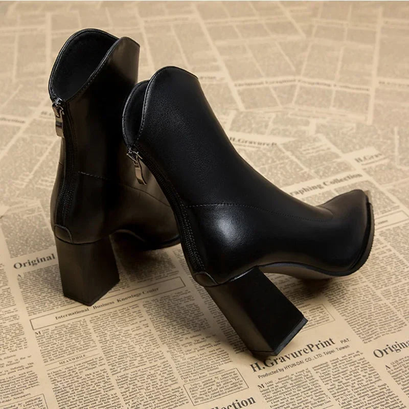 Women's Heeled Pointed Toe Chelsea Boots | Block Heel